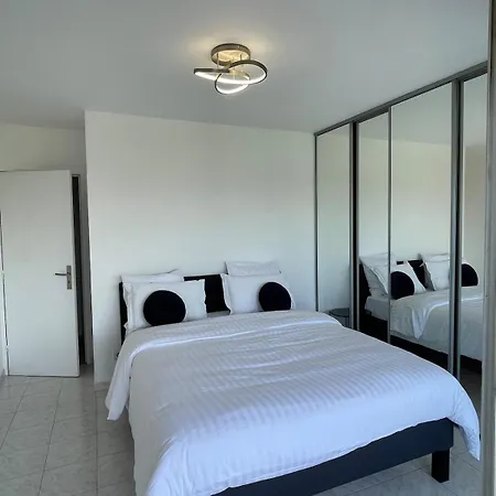 Pour 6 Personnes Proche De L'aeroport Apartment